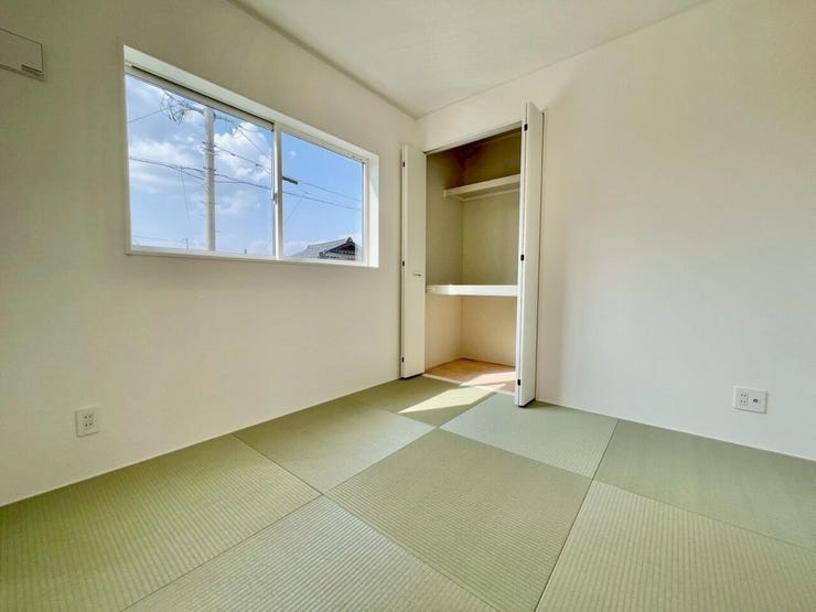 畳の香りに癒される和室スペース。小さなお子様の遊び場や客間にも最適です