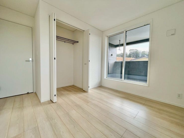 収納力のあるクローゼット付き。衣類や小物を一箇所にまとめてスッキリ収納できます