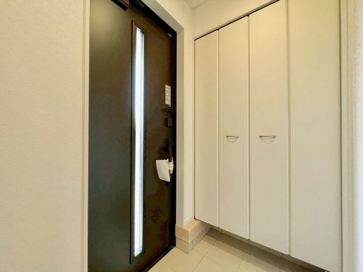 白を基調とした清潔感あふれる玄関。大型のシューズボックスでスッキリ片付きます