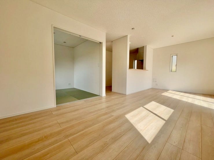 光あふれる広々LDK!家族が自然と集まる、明るく開放的な空間です