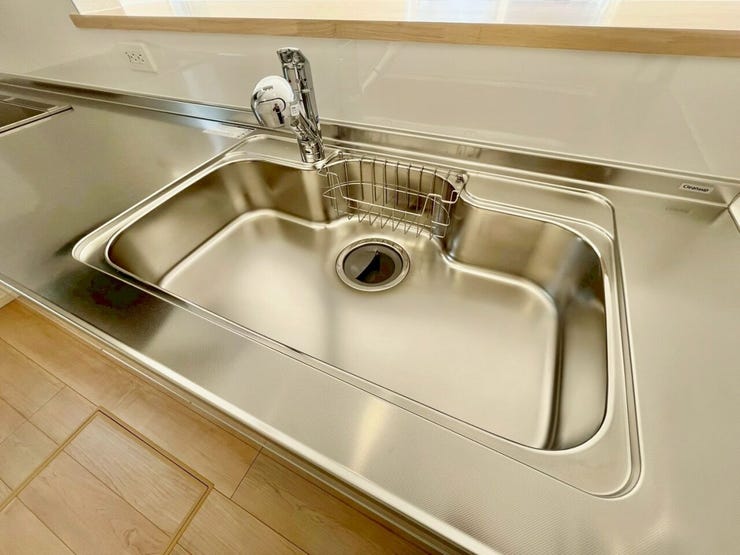 ぴかぴかのワイドシンク!大きなお鍋やフライパンも余裕で洗える広さです