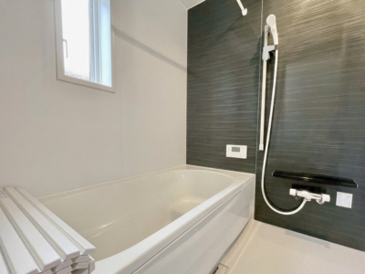 ゆったり足を伸ばせる浴槽。お子様とのバスタイムも楽しく過ごせます