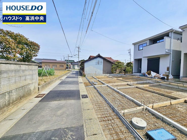 間口・前面道路ともに十分な幅があり駐車も楽々♪駐車スペースも大きく、いつ友人・親戚・来客が来ても決して油断しないハイスペックな邸宅。