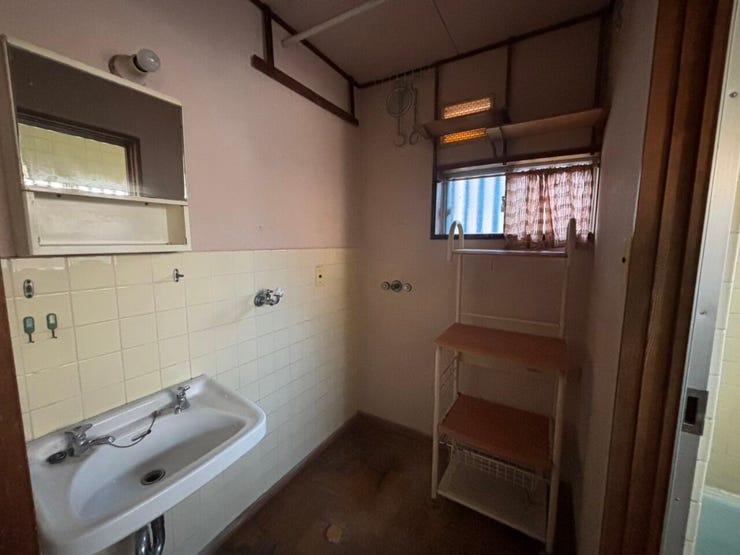 ◆キッチン横に洗面所・浴室などの水周りがありますので、お料理の合間にササッと洗濯機を回したり、お子様がお風呂に入って浴室から呼ばれてもすぐに様子を見に行く事ができます!