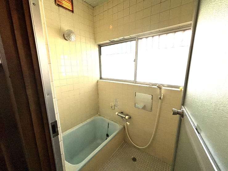 ◆浴室には小窓が付いていますので、換気ができ、清潔感を保つことができます。1日の疲れを癒す空間はいつでも綺麗にしていたいですよね(^^)