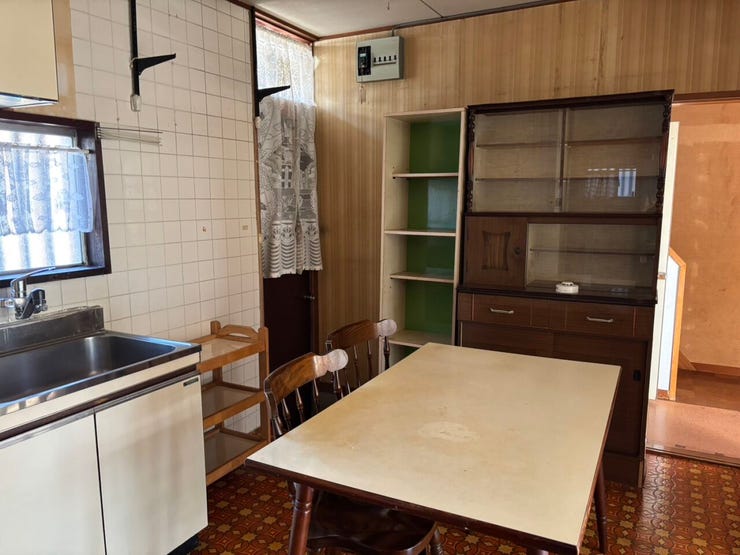 ◆ダイニングキッチンは、北向きの窓からやさしい日差しが入ります。ゆったりと食卓を囲めるスペースがあります。