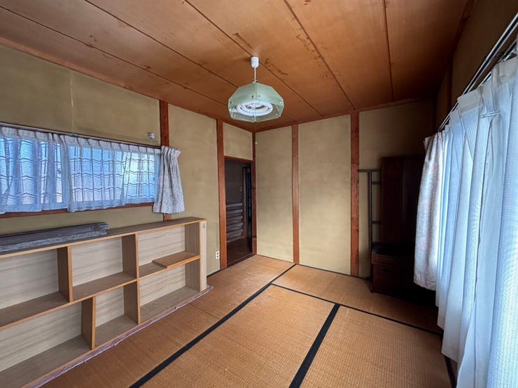 ◆2階和室は、収納スペースも備えられたシンプルな空間。経年劣化が見られますが、補修やリフォームで快適な居住空間に。南向きの窓から自然光が入り、落ち着いた雰囲気を演出しています。