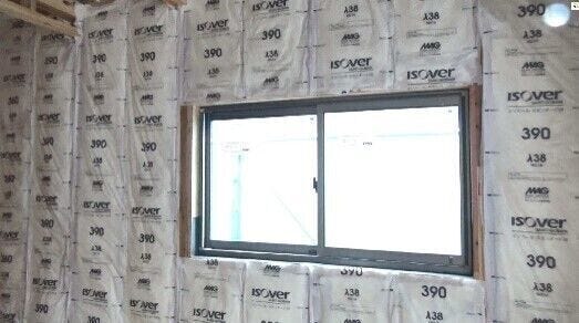 ◎高性能グラスウールで高断熱◎
断熱材を隙間なく敷き詰め施工する『充填断熱工法』採用。住宅外皮部分の断熱材は、高性能グラスウール壁(105mm)天井には(155mm)を使って高い断熱性能を確保。