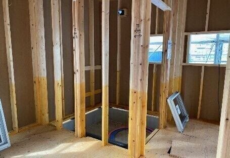 ■白アリ対策■
地盤面から1m以内にある木部は、白アリの食害防止と、木材の腐食防止のため、薬剤を塗布・または散布。
薬剤には色の付いたものや透明なものがあり、人体に害の無いものを使用。