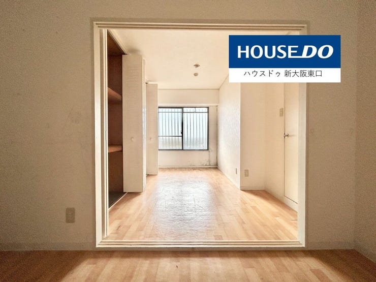 4帖と4.7帖の洋室です。
西向きに窓があります。
大きなクローゼットがあります。