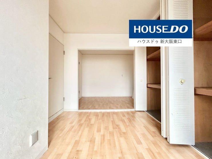 4帖と4.7帖の洋室です。
西向きに窓があります。
大きなクローゼットがあります。