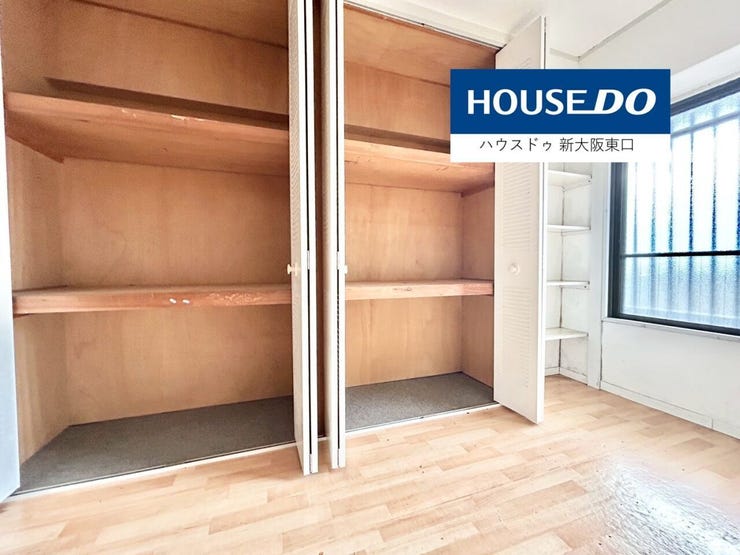 4帖と4.7帖の洋室です。
西向きに窓があります。
大きなクローゼットがあります。