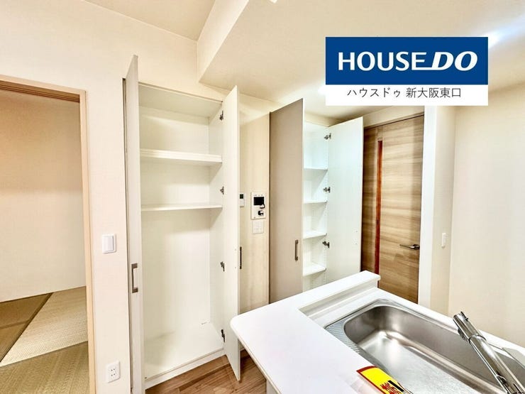 キッチン横の収納スペース
棚の高さを調整できるので、とても便利です。
食料品のほか、いろいろな用途が考えられます。