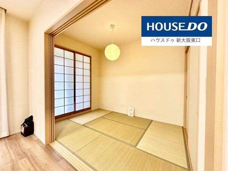 落ち着いた雰囲気の和室。
窓は複層ガラスなので、車や電車の音はまったくしません。