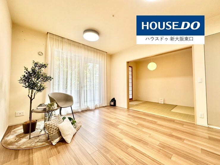 【外観】
LDK 13.5帖
複層ガラスなので、駅近ですがとても静かです。