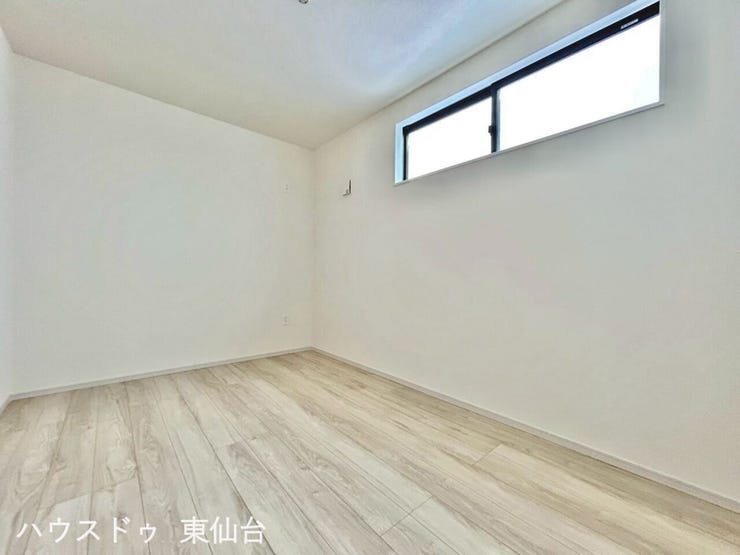 約5.3帖のお部屋です。ベッドを置いてお子様のお部屋にしたり、大きな荷物を収納したり、使い勝手が良いお部屋です