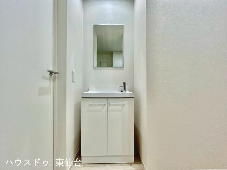 玄関を入ってすぐ右手には洗面台があり、手洗いうがいもばっちりですね