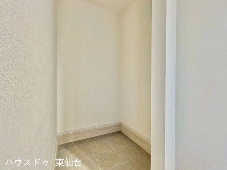 玄関横には土間収納があり、入りきらない靴を収納したり、ベビーカーを置いたりするスペースにぴったりです