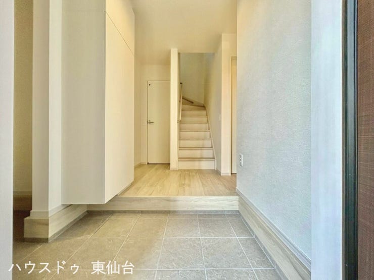 広々とした廊下に白を基調としたおしゃれな玄関になっております