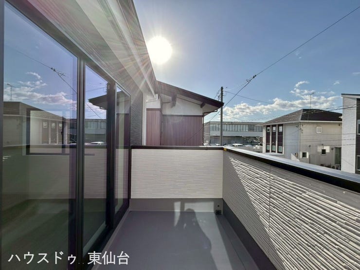 前面道路で朝日が心地よいです!