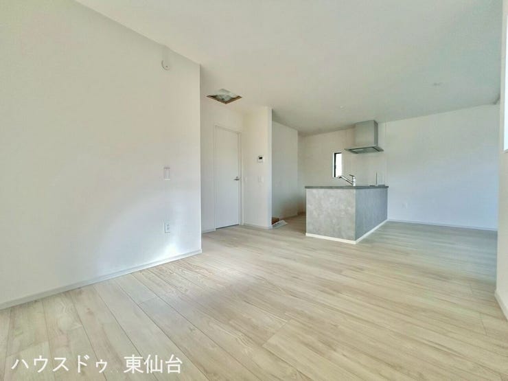 南向きで日当たり良好!吹抜で解放感があるリビングです