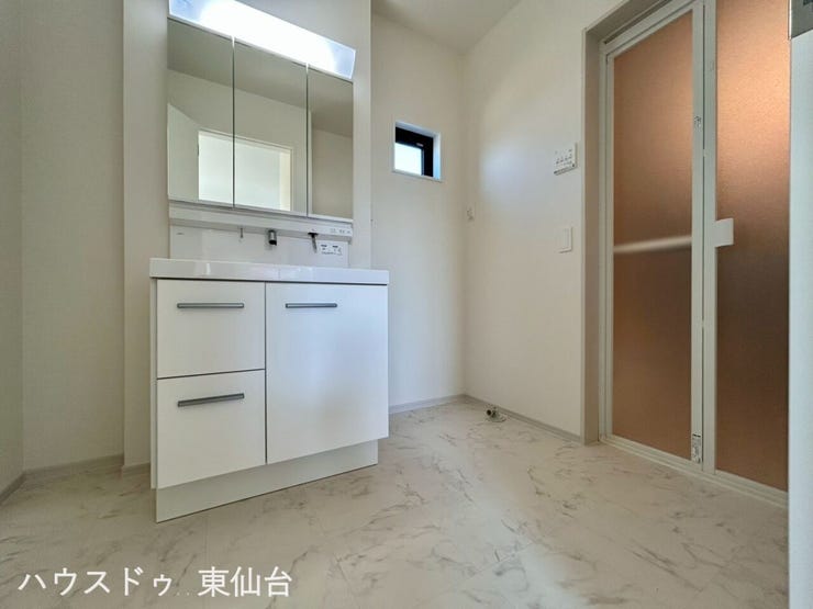 広々とした洗面脱衣室です