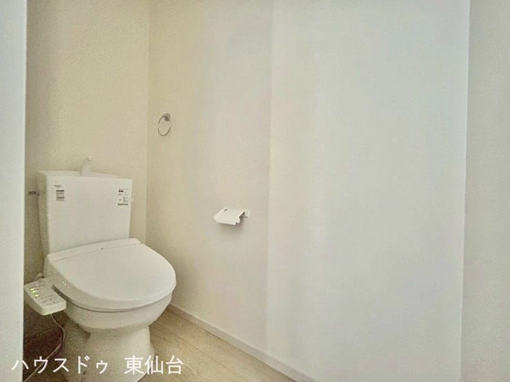 清潔感のある温水洗浄機能付きのトイレです