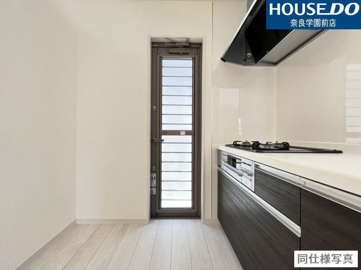 キッチンの勝手口はゴミ出しや換気や通気に役立ちます。