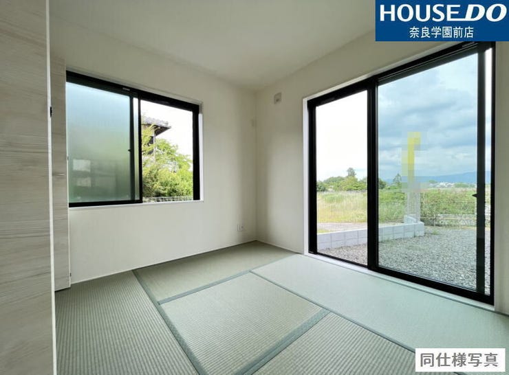 リビングに隣接した和室は、玄関側から直接出入りできる2WAY動線を確保。来客時の応接スペースや、家族のプライベート空間としても柔軟に使えます。