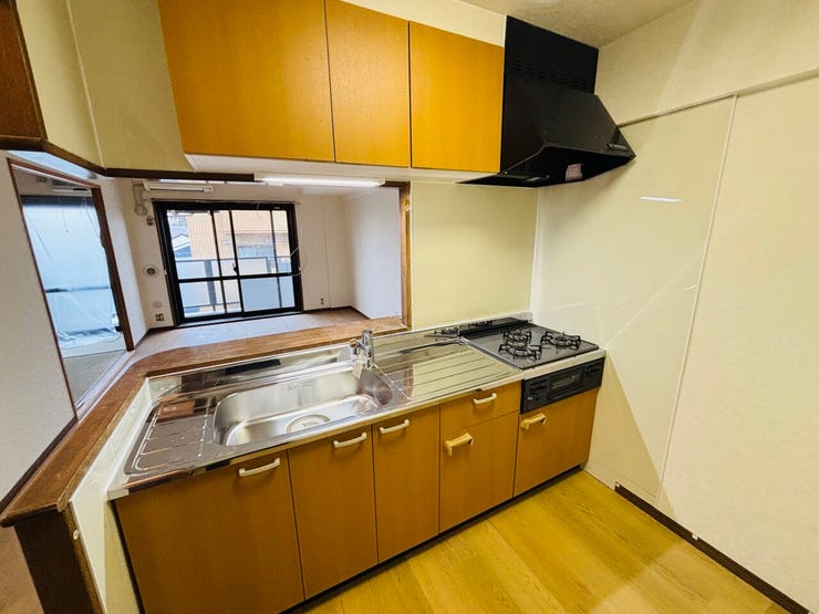 同時に3品作れる3口コンロ。忙しい朝のお弁当作りもスムーズに。
キッチンに立ちながらリビングが見渡せるので、お子様の様子も見守れます。