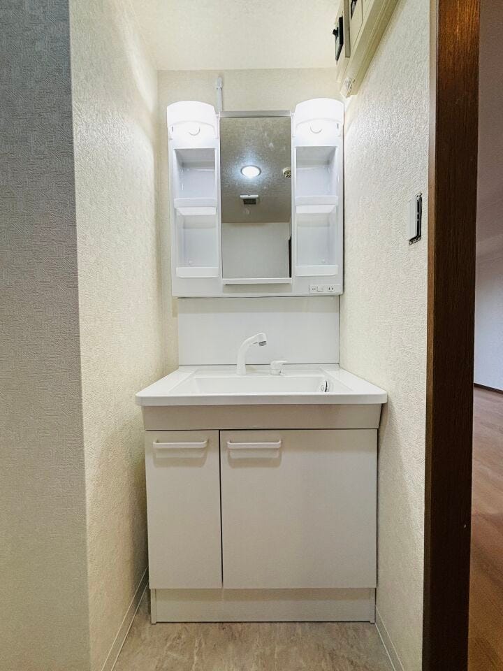 角度を自由に変えられる三面鏡。鏡の裏はすべて収納スペースになっています。