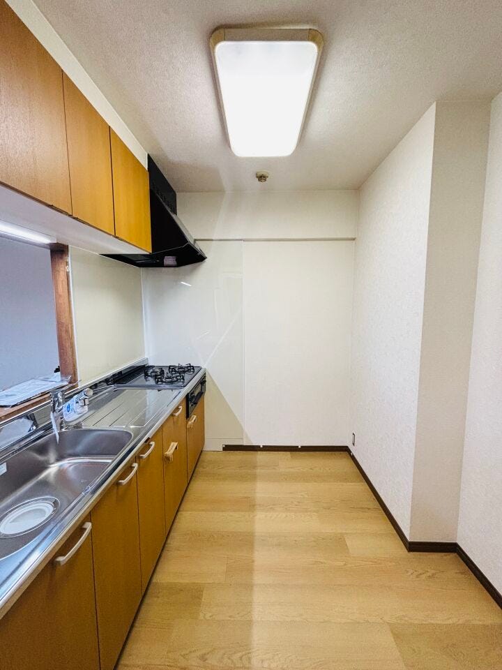 背面にカップボードが置ける広さを確保。最短の動線で調理が完了。