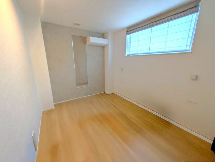 ◆2F洋室(約6.0帖)◆
レイアウトは一般的に家具の配置が比較的自由で、収納スペースや動線を考慮しやすいです!家具の配置やアクセサリーの配置次第で、自分らしい空間を作りやすいです☆