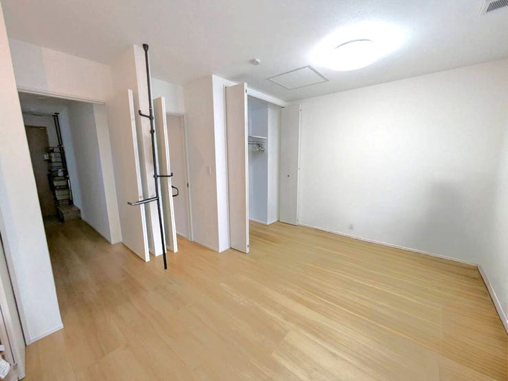 ◆2F洋室(約5.3帖+約5.3帖)◆
子どもの成長に合わせて柔軟に使える“可変性”が魅力。今は広々プレイルーム、将来は2部屋に分けて個室にも。ライフステージに寄り添い、長く快適に暮らせる空間です☆