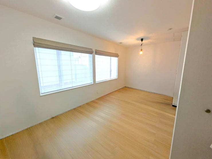 ◆2F洋室(約5.3帖+約5.3帖)◆
約10.6帖の洋室は、子どもの成長に合わせて将来2部屋に分けられる柔軟な間取り♪窓からの採光も心地よく、家族の暮らしに長く寄り添う“育てる空間”です!