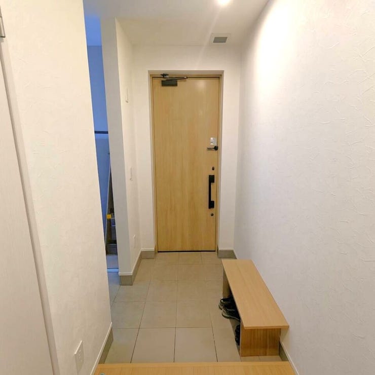 ◆玄関◆
木目のドアが迎えてくれる玄関は、あたたかみがあり第一印象も◎。自然素材の優しさがほのかに漂い、帰るたびにほっとできる心地よい空間に。住まい全体の雰囲気をやさしく引き立てるポイントです☆