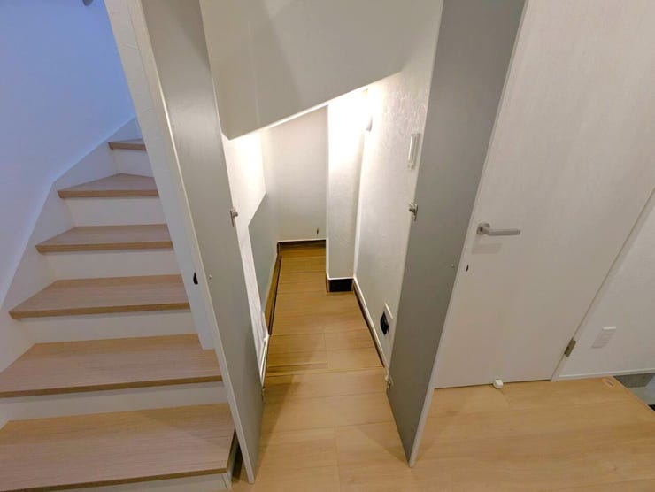 ◆階段下収納◆
デッドスペースを有効活用できる頼れる収納エリア。掃除用具や日用品のストック、季節物までサッとしまえて、生活感を上手に隠せます。小さな工夫で暮らしがぐっと快適になる“賢い収納”です!