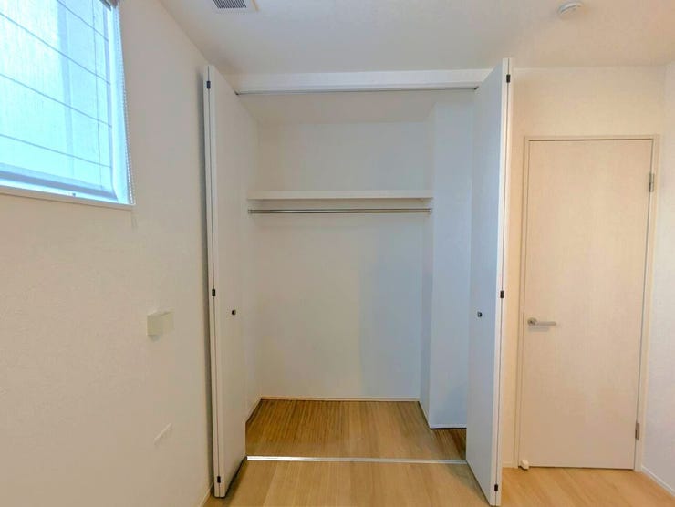 ◆クローゼット◆
大容量の収納力があるため、荷物が多い方でも安心。
冬や夏のアイテムを適切に収納し、家の内部をスッキリと保ちます♪季節物を整理する手間を減らし、快適な居住環境を維持します♪