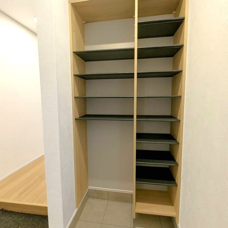 ◆シューズインクローゼット◆
靴だけでなくアウトドア用品やベビーカーもすっきり収まる便利な収納スペース。玄関が散らかりにくく、いつでも気持ちよく使えるのが嬉しいですね♪暮らしの“整う”を叶える空間☆