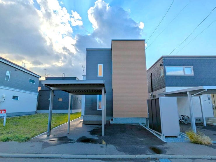 ◆駐車場◆
カーポート1台+駐車スペース1台の計2台駐車が可能。天候に左右されず車を守れるうえ、来客用やご夫婦それぞれの車も安心♪日々の利便性がぐっと高まり、クルマ利用の多いご家庭に嬉しいですね!