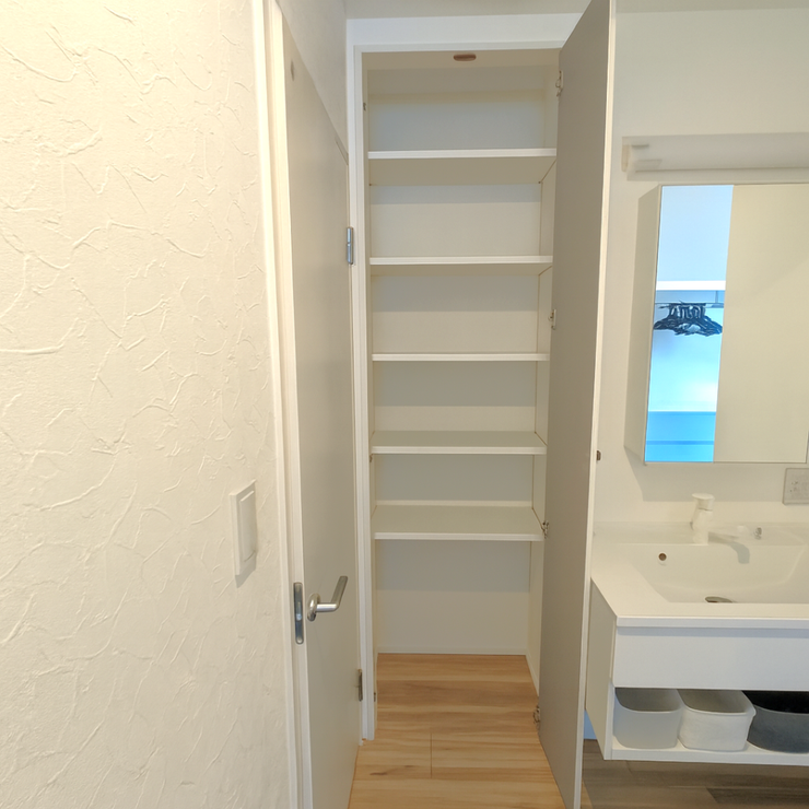 ◆収納◆
洗面室の収納はタオルや日用品、ストック品までしっかり収まる実用的なスペース。散らかりがちな水まわりをすっきり保て、忙しい朝の身支度もスムーズに。毎日の“使いやすさ”を支える頼れる収納です!