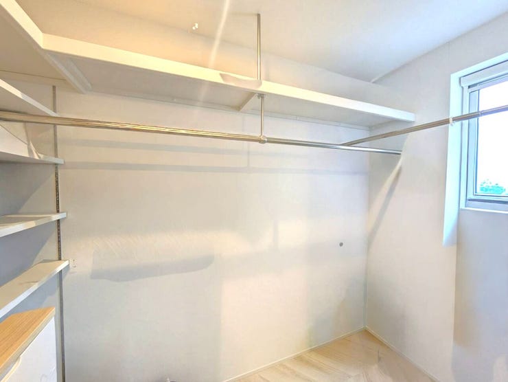 ◆オープンクローゼット◆
洗濯スペースのオープンクローゼットは、洗う・干す・しまうが一か所で完結する便利な動線が魅力。タオルや衣類をサッと掛けられ、家事の効率もアップ。毎日の洗濯がぐっとラクに◎