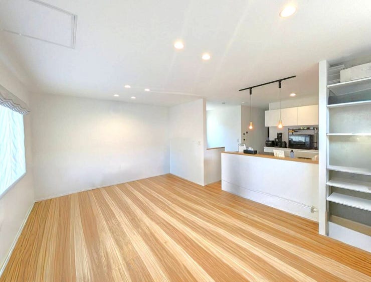 ◆LDK(約17.0帖)◆
広々としたLDKは、家族が集まり、ゆったりとした時間を過ごすのにピッタリ☆開放感あふれる空間で、くつろぎのひとときを楽しむことができ友人や家族とのパーティーにも◎