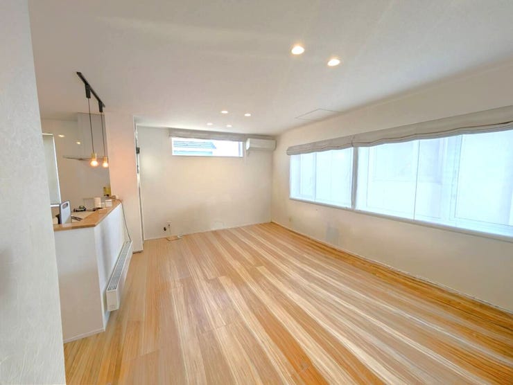 ◆LDK(約17.0帖)◆
自然光がたっぷりと差し込むことで、明るく心地よい空間が広がります。家族や友人との集まりが一層楽しくなり、日常のひとときが特別なものに♪デザイン性と機能性が融合したLDK!