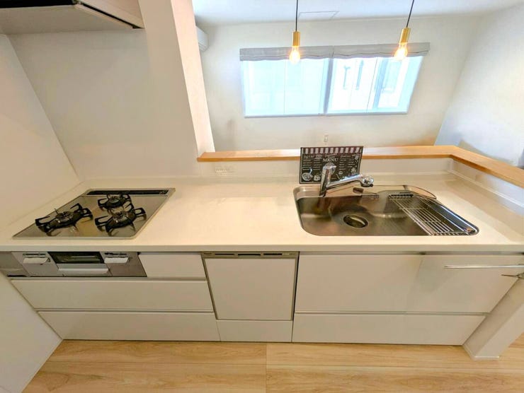 ◆キッチン◆
白を基調としたシステムキッチンは清潔感がありますね♪スリムなレンジフードがスタイリッシュでお掃除も楽々です!収納豊富なので、散らかりがちなキッチン用品もスッキリと片付けられますね♪