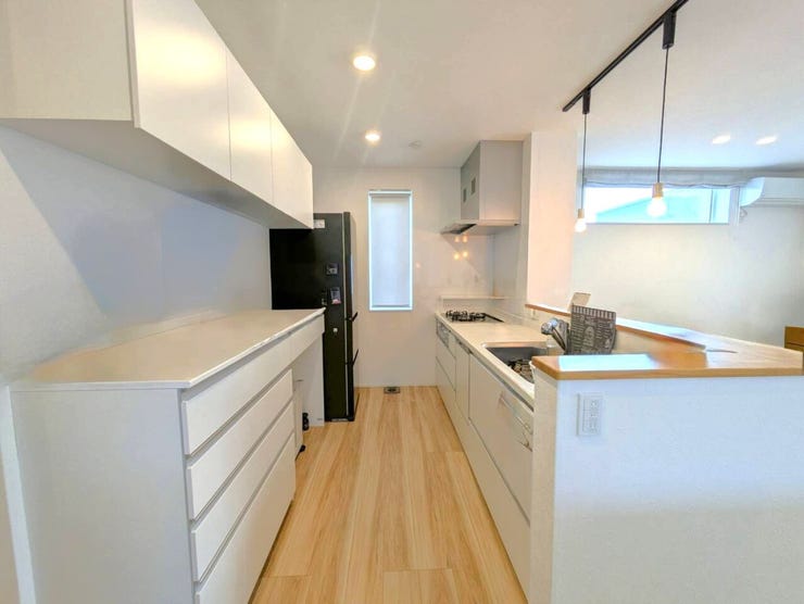 ◆キッチン◆
対面キッチンはリビングとの一体感が強く根強い人気を誇ります!お料理中でもご家族とのコミュニケーションが取れます!窓からの採光もしっかり届き、毎日のお料理の時間が楽しくなります♪