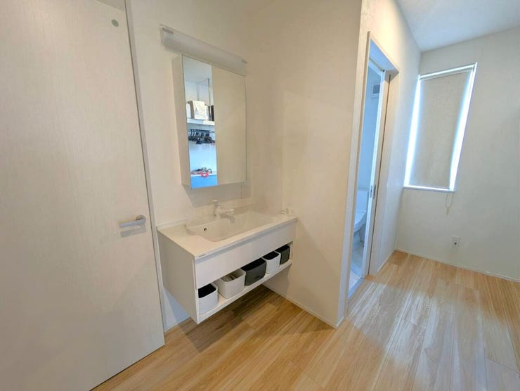 ◆洗面室◆
清潔感のある一面鏡タイプの洗面化粧台を採用。上部に照明があり、顔全体を明るく照らしてくれるので、朝の身支度やお化粧も快適です。下部収納もあり、日用品の整理にも便利です☆