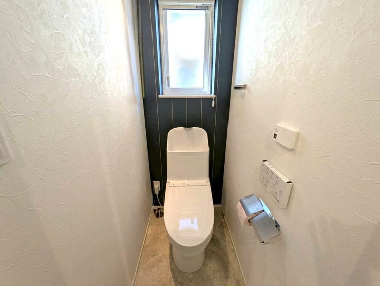 ◆トイレ◆
アクセントクロスがおしゃれなトイレ空間は、窓付きで自然な光が入ってきます。換気もスムーズで、常に清新な環境を保つのに役立ちます☆壁リモコン付きなのも嬉しいポイント♪