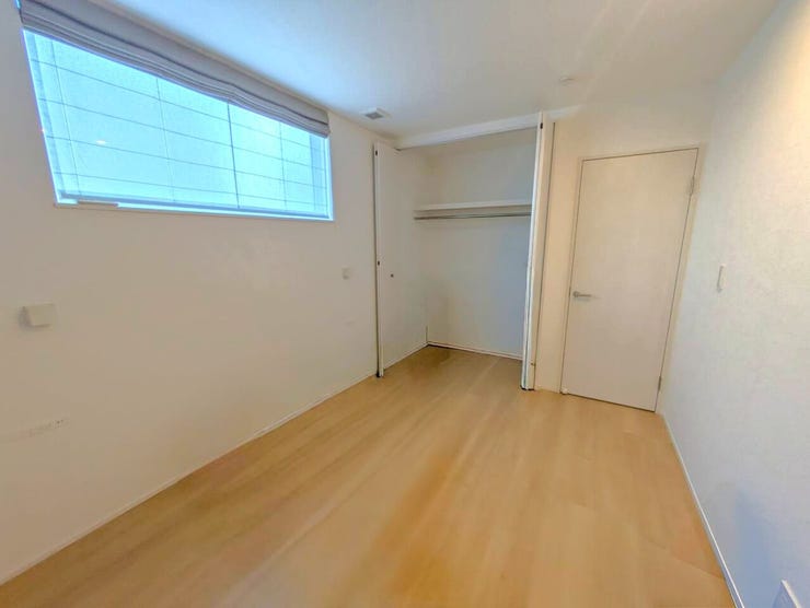 ◆2F洋室(約6.0帖)◆
広さもバッチリでインテリアの夢が広がります!ベッドを置いても、自由に使えるスペースが確保できます。クローゼットも完備されているので収納も心配なし、まさにあなたの城です!