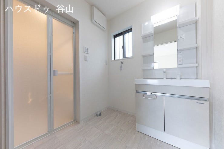 【過去施工例】ゆとりの洗面スペースで朝の身支度もスムーズに